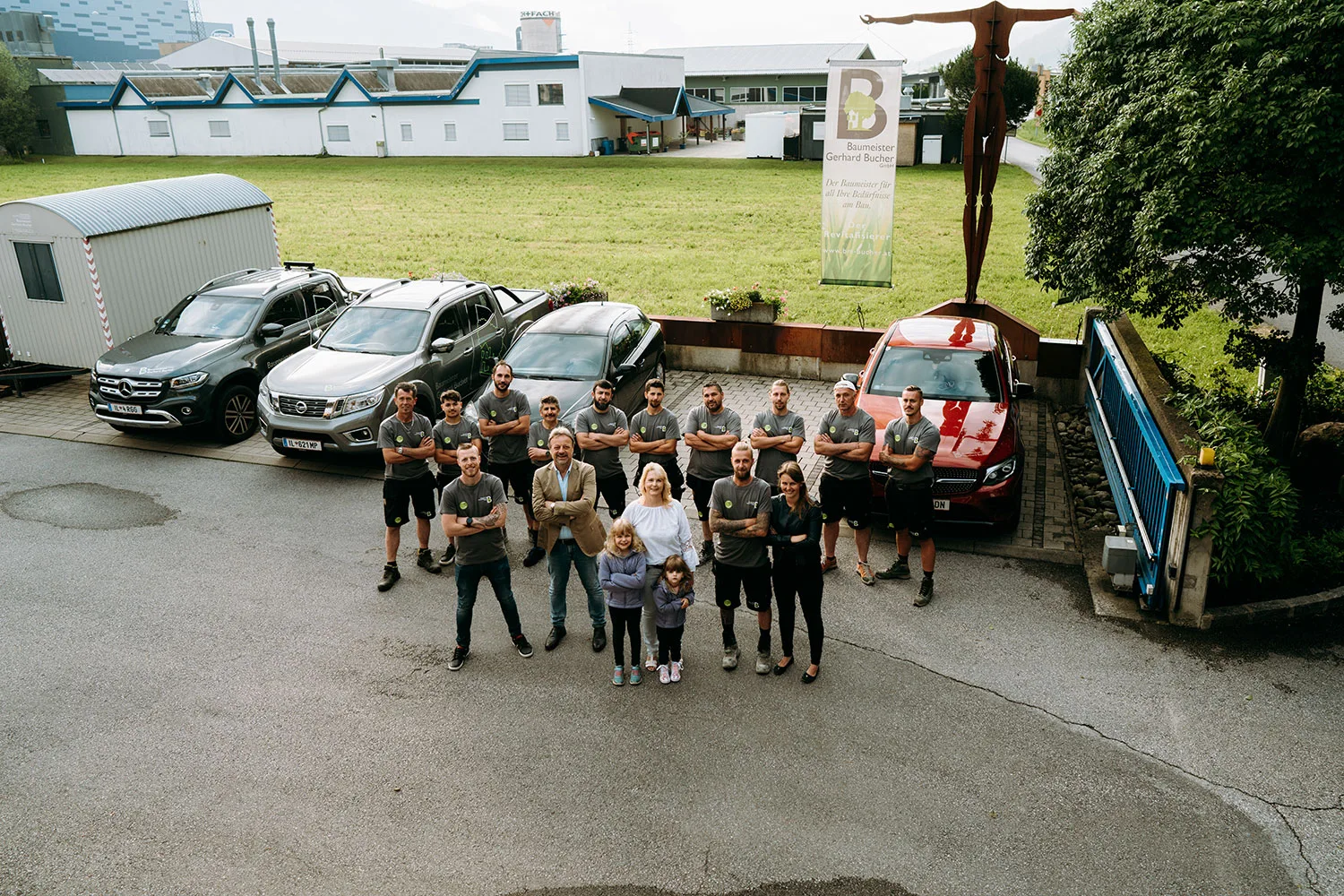 Das Team der Baumeister Gerhard Bucher GmbH vor dem Firmengelände in Flaurling